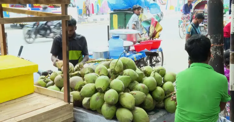 ফুটপাতের পাশে ভাসমান দোকান